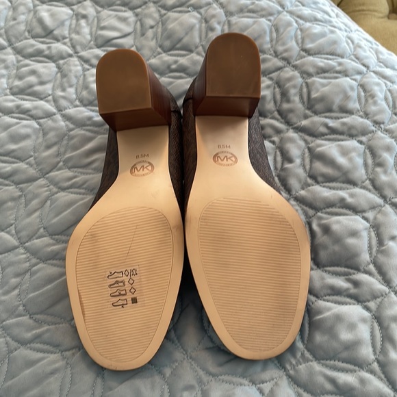 Michael Kors monogrammed heeled shoes, size 8 1/2 - Picture 4 of 9